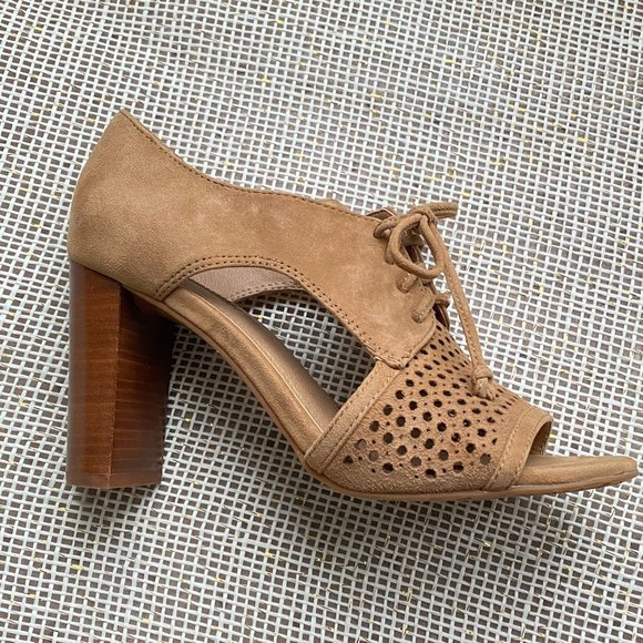 Tahari Megyn Lace Up Heels in Tan 7.5B - Picture 5 of 9